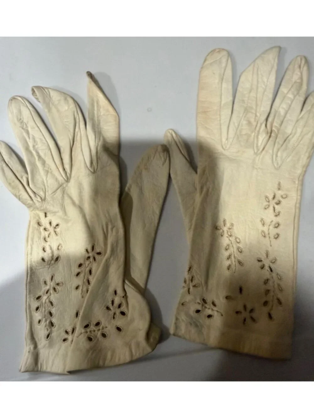 Vintage Ivory Leather Gloves With Floral Cutout Design Womens Size M Soft & Deli